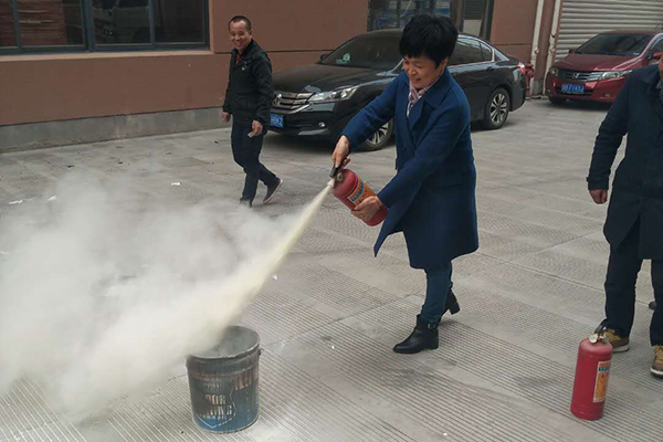 敲響火災(zāi)警鐘，鞏固防火意識——洛茲服飾舉行消防知識培訓(xùn)與火災(zāi)演習(xí)